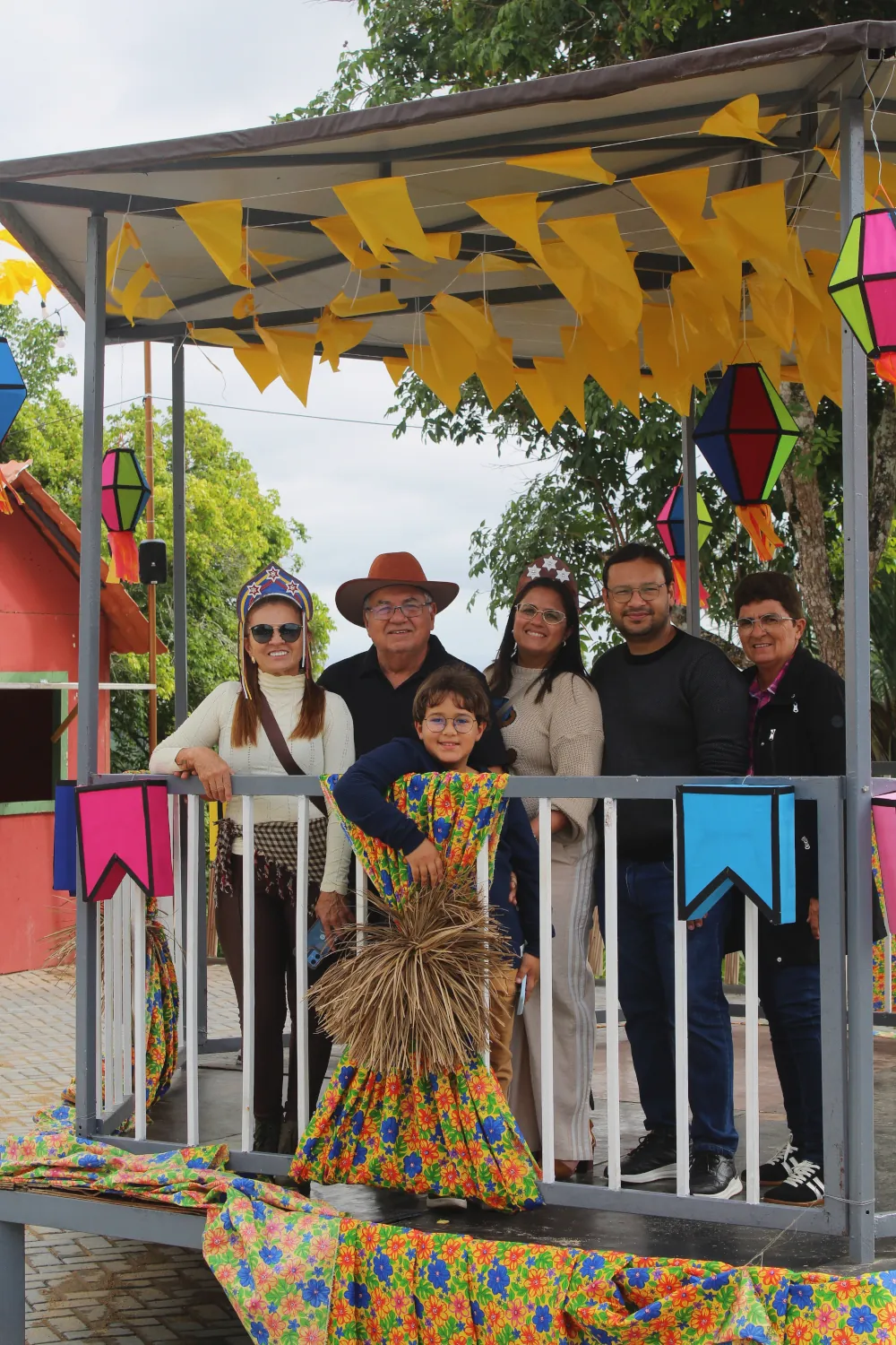 Família tirando foto em um cenário
