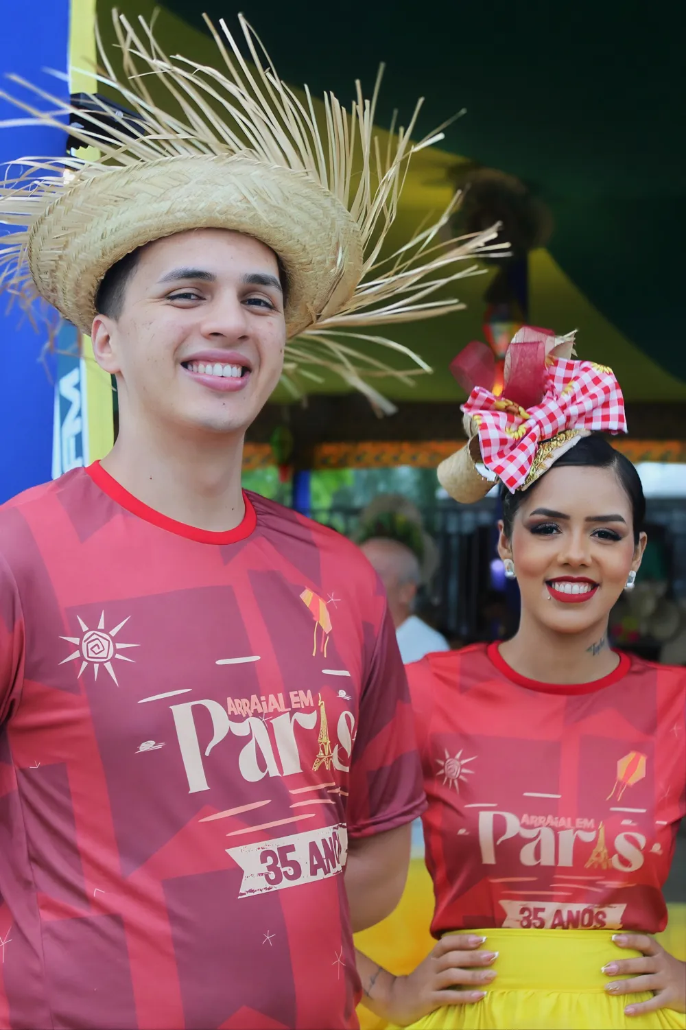 Foto de pessoas dançando quadrilha