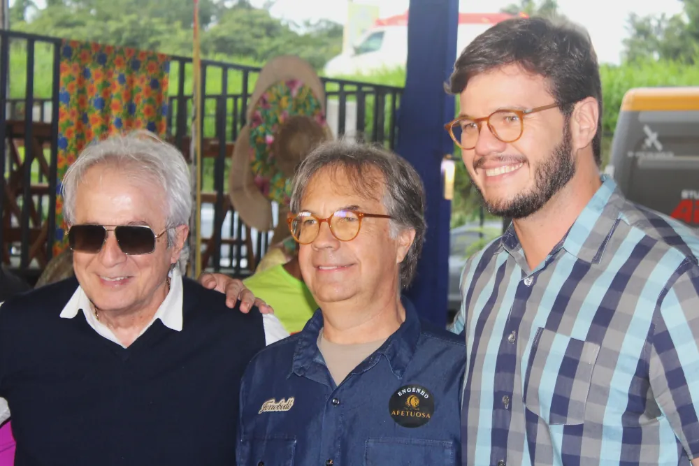 Retrato de pessoas junto com prefeito de Campina Grande de 2026