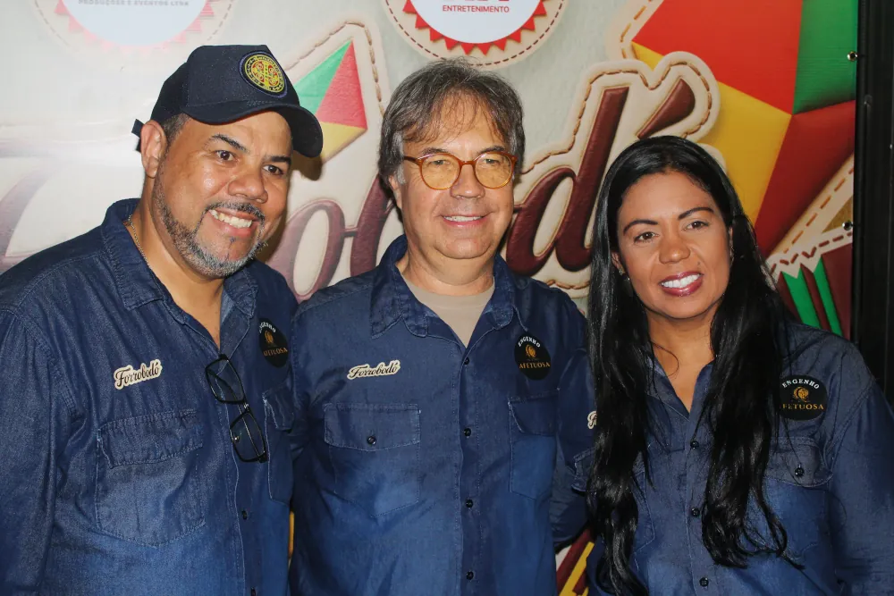 Retrato de pessoas aproveitando o Forrobodó Junino
